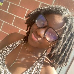 Meet your Posher, Dejah